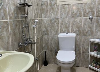 شقة بثلاث غرف نوم وجلسات خارجيه