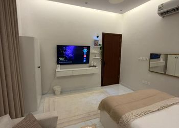 استديو بسرير ماستر وجلسة مريحة 