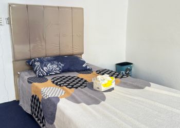 استديو بأثاث مريح وبسيط