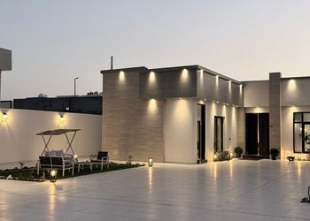 استراحة بمجلس وفناء خارجي 
