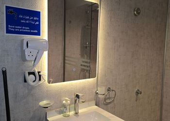 شقة أنيقة بصالة وغرفتين نوم