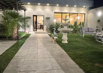شاليه بمسطح اخضر وجلسة خارجية