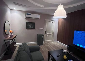 شقة بغرفة معيشة وغرفة نوم 