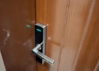شقة بصالة وثلاث غرف نوم 