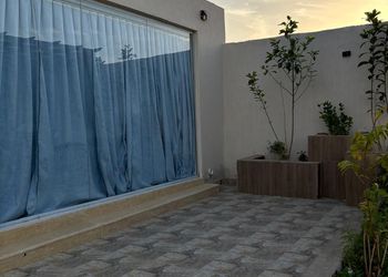 شاليه بمسطح اخضر ومسبح 
