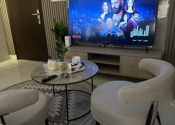 استديو بألوان مريحة وأثاث راقي