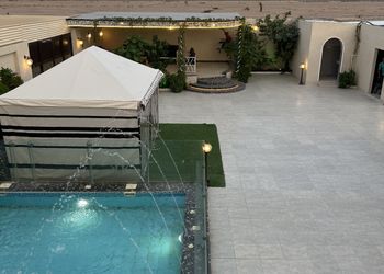 شاليه بمسبح خارجي وجلسة خارجية