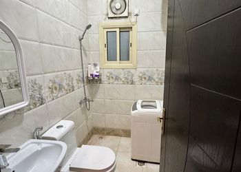 شقة بغرفة معيشة وغرفتين نوم 