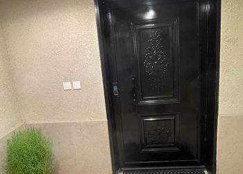 شقة بصالة أنيقة ودخول ذاتي
