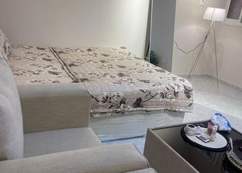 استديو بأثاث مريح وبسيط 