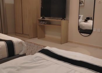 شقة بغرفتين نوم وأثاث مريح