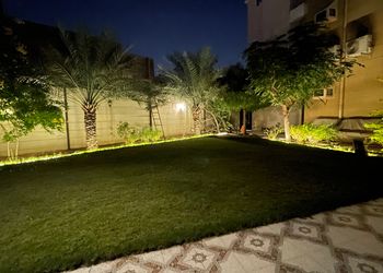 استراحة بمجالس واسعة ومسطح اخضر