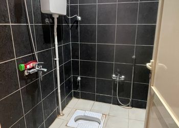 شاليه بجلسة تطل على مسبح خارجي 