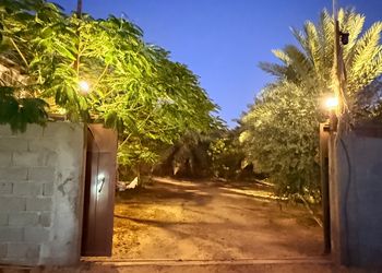 غرفة بسريرين مفردة داخل مزرعة 