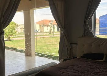 استراحة بمجلس ومسطحات خضراء
