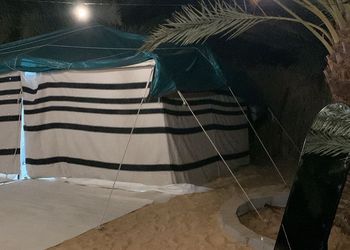 مخيم عائلي بموقد حطب