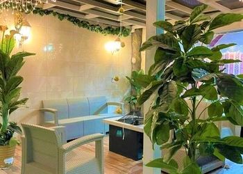 استراحة بجلسة مطلة على مسطح اخضر