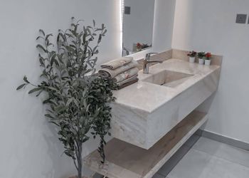 شاليه بجلسة تطل على مسبح خارجي 