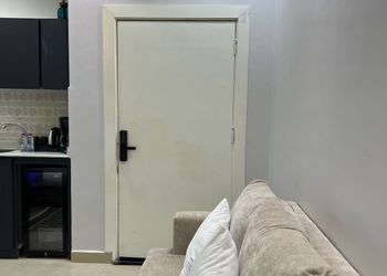 استديو بأثاث مريح وبسيط 