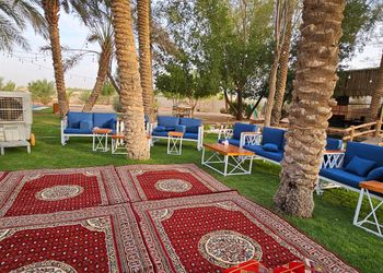 مزرعة بألعاب أطفال ومسبح
