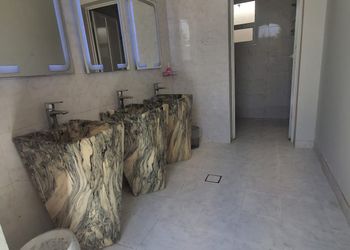 شاليه بمسطح اخضر ومسبح