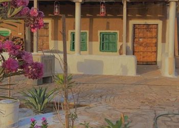 مزرعة بمسطحات خضراء وجلسة خارجية