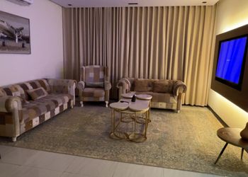 شقة بصالة وغرفتين نوم وبأثاث مريح