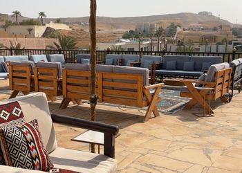 مزرعة بجلسة خارجية واسطبل خيل