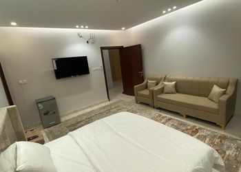 استديو بأثاث مريح وبسيط 