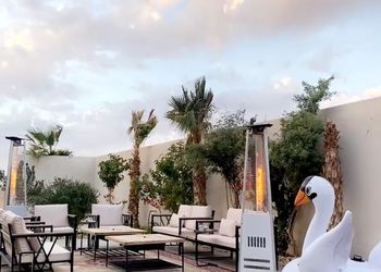 شاليه بمسبح خارجي وجلسة خارجية