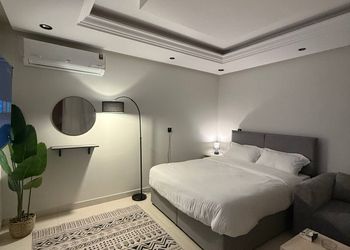 استديو بأثاث مريح وبسيط