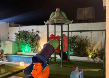 شاليه بصالة مطلة على المسبح