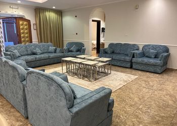 شاليه بمسطح اخضر وجلسة خارجية 