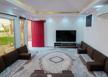 استراحة بجلسات خارجية ومسطح اخضر