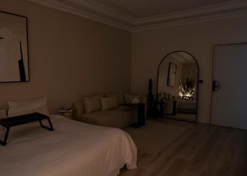 استديو بسرير ماستر وجلسة جانبية