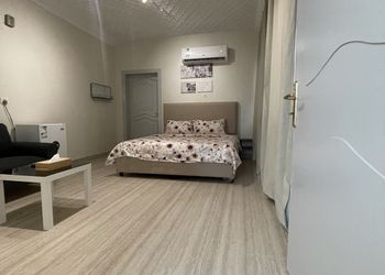 استديو بسرير ماستر وجلسة 