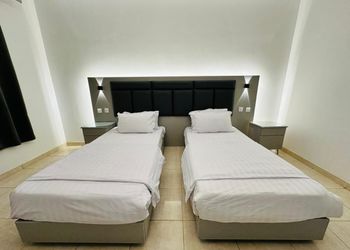 استديو بسرير ماستر وجلسة جانبية