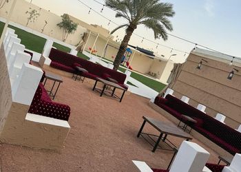 مزرعة بمسطح اخضر وجلسة خارجية