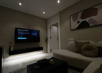 شقة بصالة انيقة ودخول ذاتي