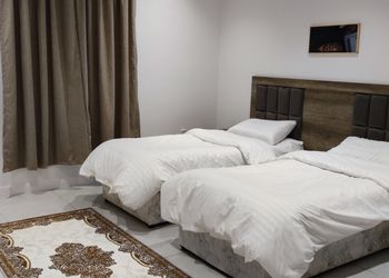 شقة بثلاث غرف نوم وصالة 