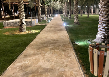 مزرعة  بمسطح اخضر ومجلسين