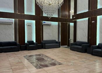 غرفة بأسرة مريحة وأثاث بسيط 
