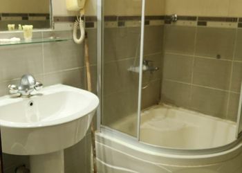 استديو بأثاث مريح وبسيط 