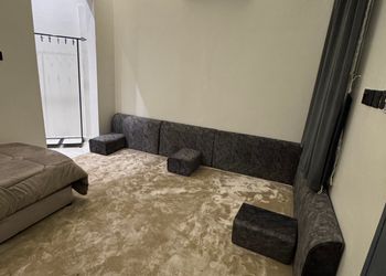 استديو حديث بأثاث بسيط