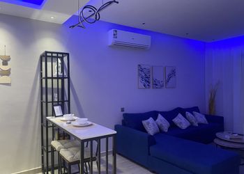 شاليه بجلسة تطل على مسبح خارجي 
