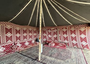 مخيم بجلسة خارجية وأجواء ممتعة
