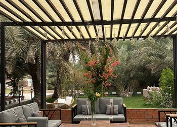 مزرعة بمسطح اخضر وجلسة خارجية 