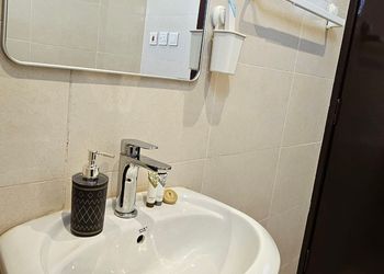 شقة بغرفتين نوم وصالة ومجلس