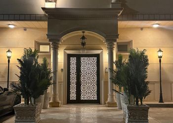 شقة بغرفتين نوم وصالة بأثاث مريح
