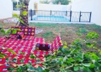 شاليه بمسبح خارجي وجلسة خارجية